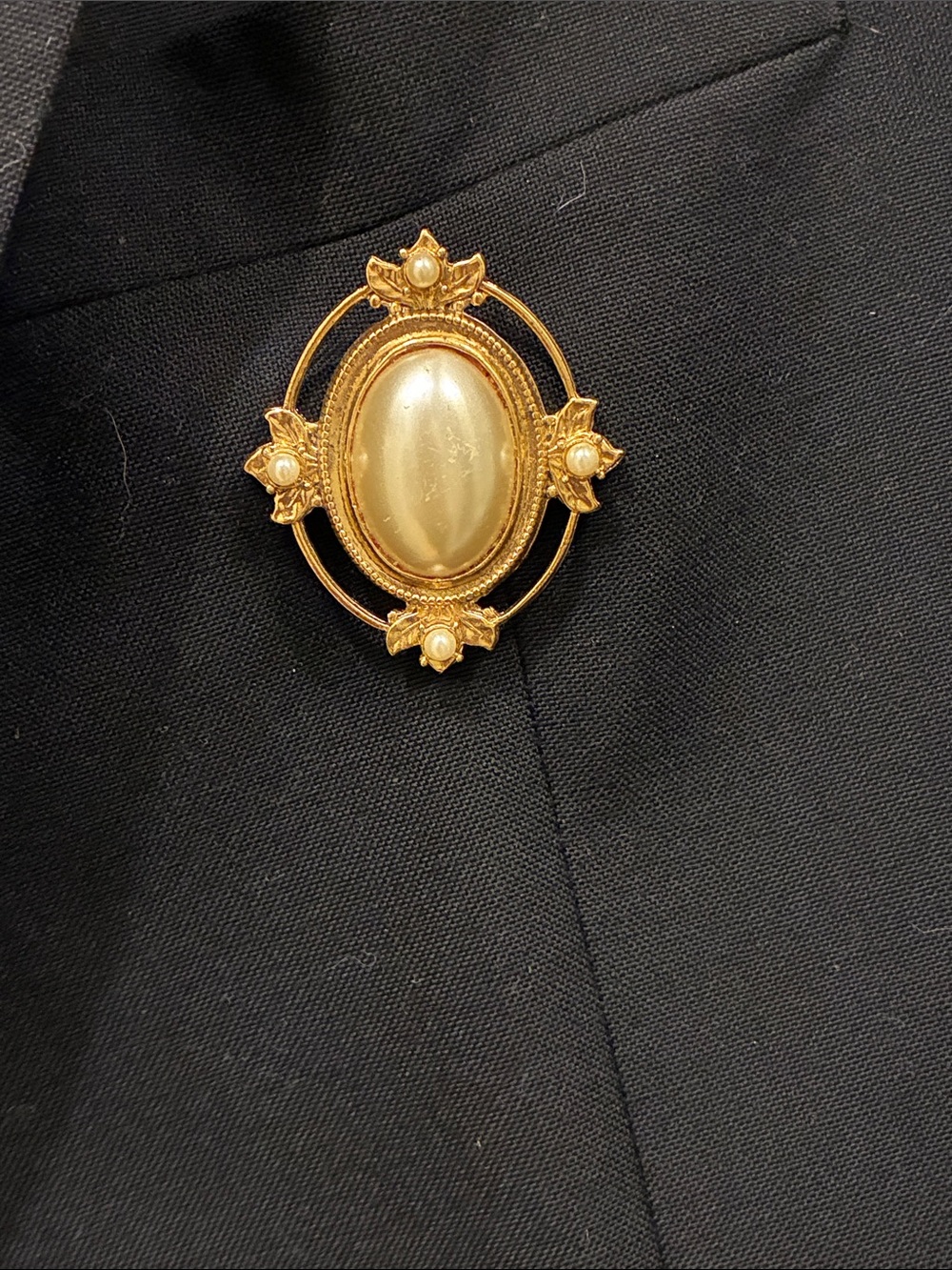 Lisner Vintage 1980s Gold Oval Pearl Accent Brooch Old Money